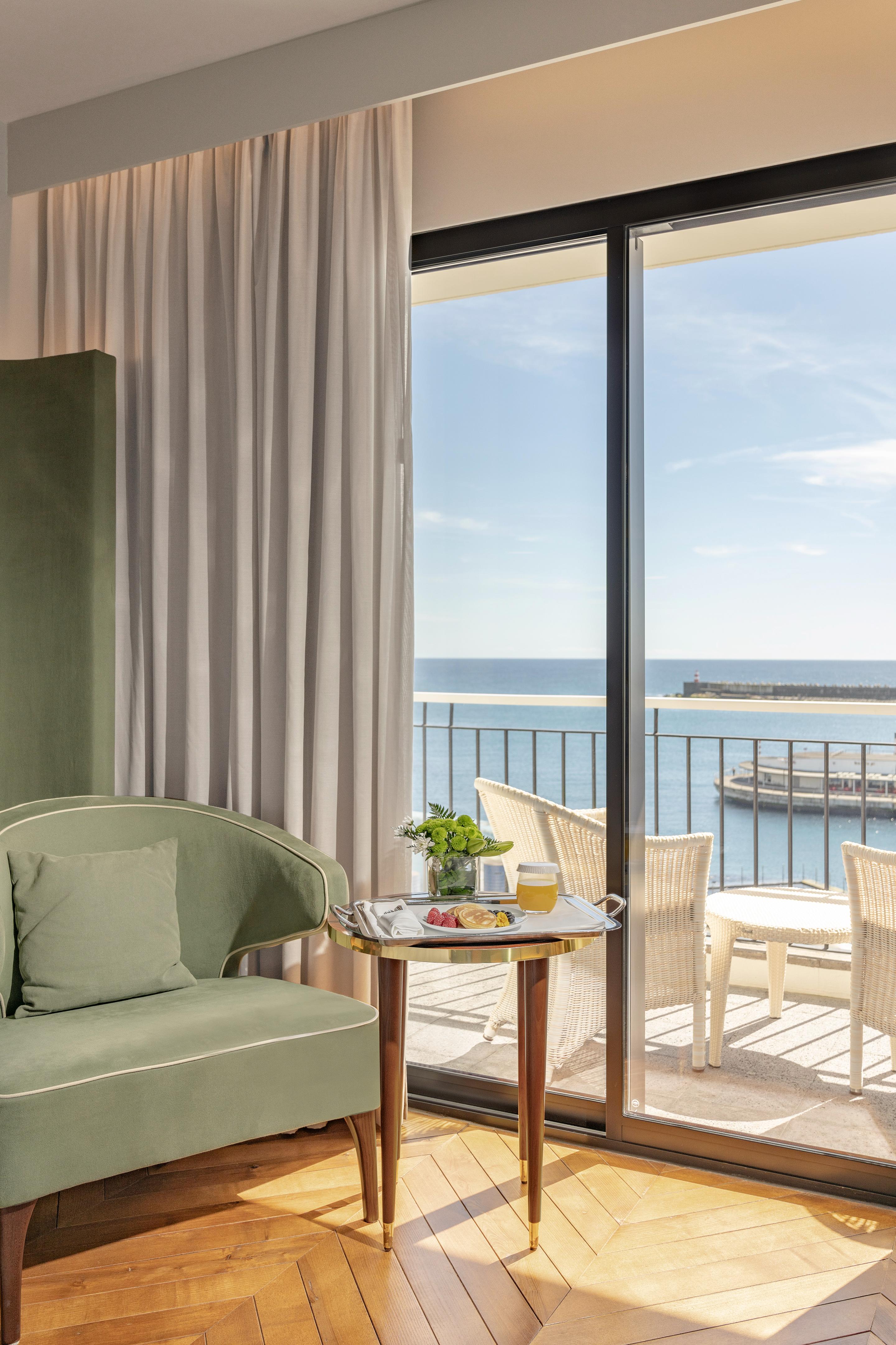 فندق هوتل أكوريس أتلانتيكو Ponta Delgada المظهر الخارجي الصورة A room at the hotel