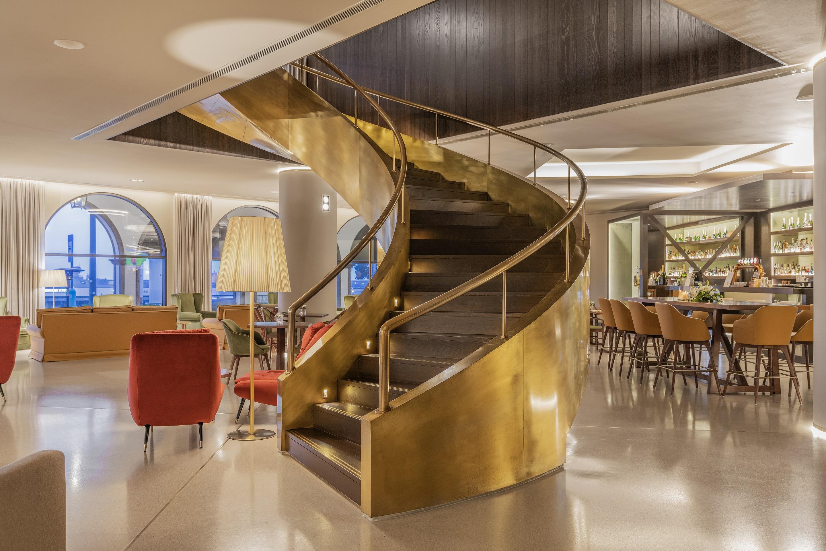 فندق هوتل أكوريس أتلانتيكو Ponta Delgada المظهر الخارجي الصورة The spiral staircase at the hotel