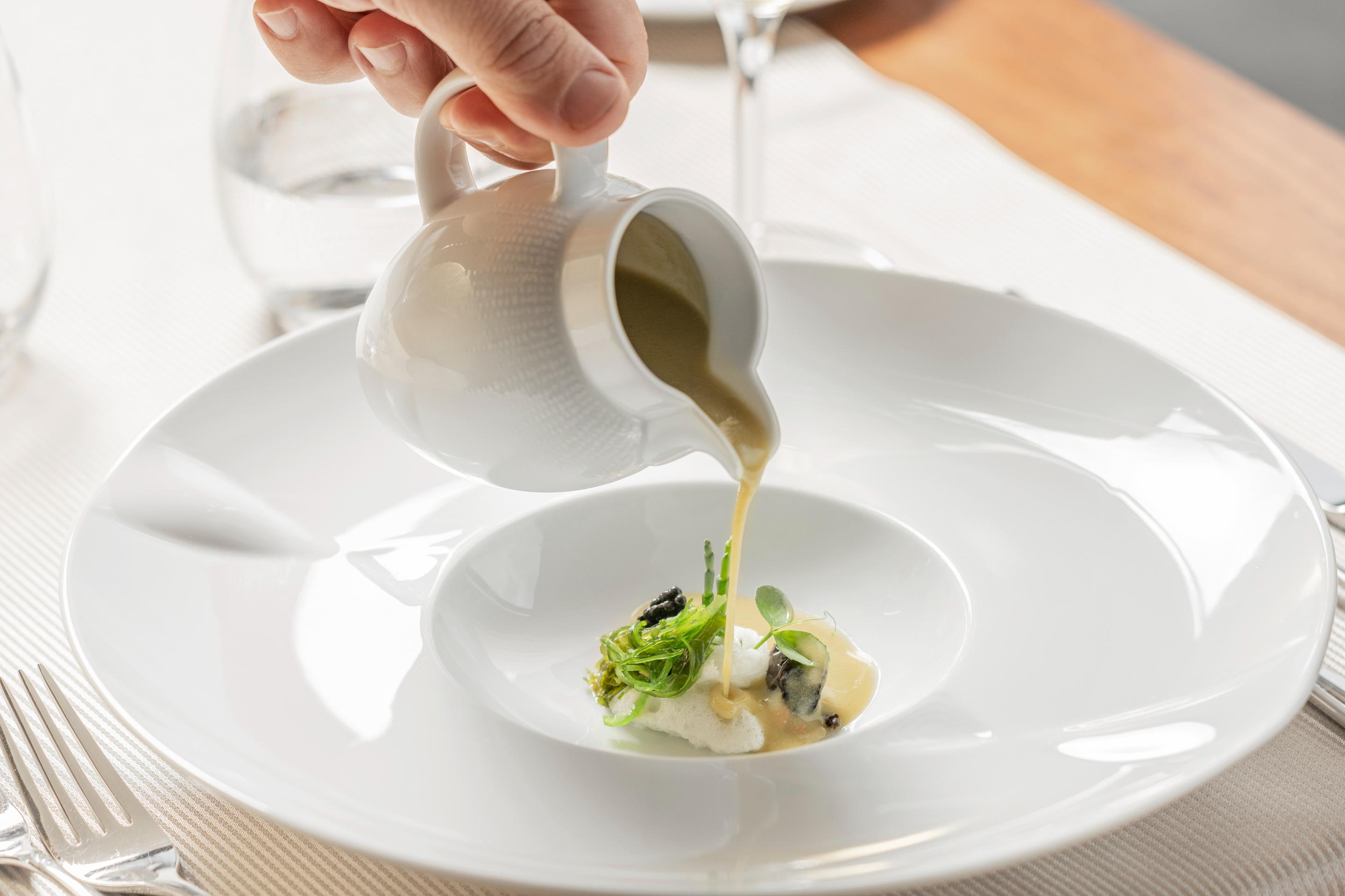 فندق هوتل أكوريس أتلانتيكو Ponta Delgada المظهر الخارجي الصورة A sauce being poured onto a plate of food