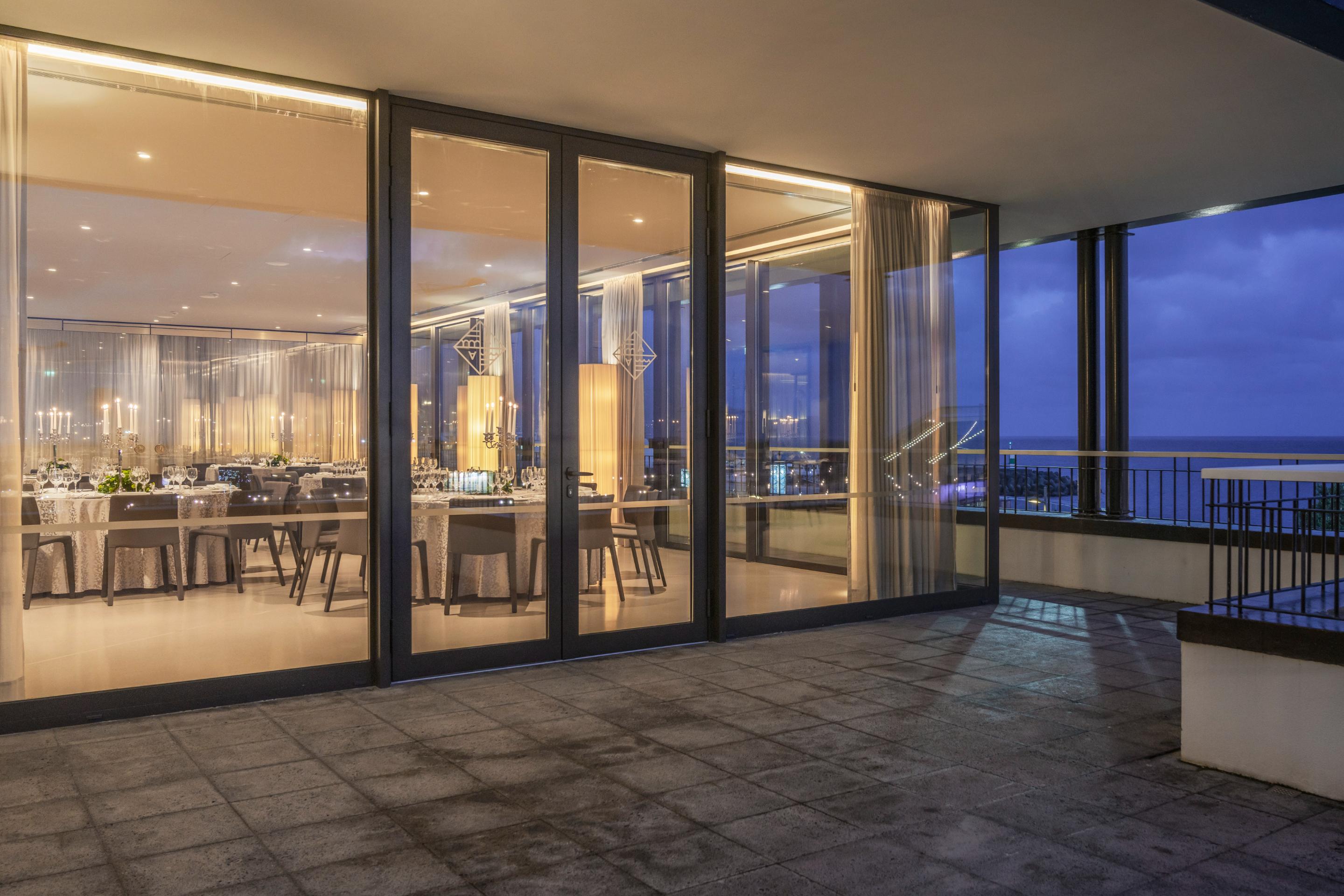 فندق هوتل أكوريس أتلانتيكو Ponta Delgada المظهر الخارجي الصورة The Sky Bar