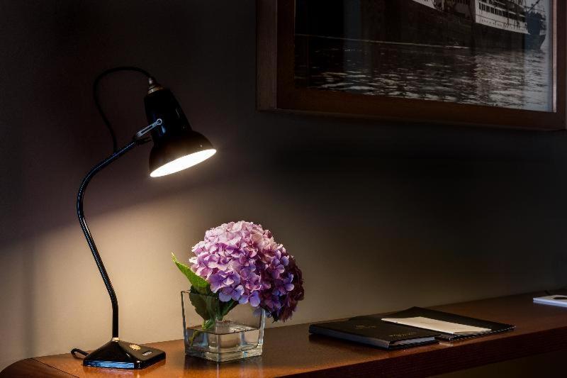 فندق هوتل أكوريس أتلانتيكو Ponta Delgada الغرفة الصورة A desk lamp