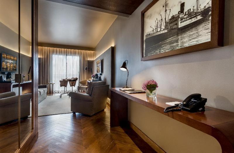 فندق هوتل أكوريس أتلانتيكو Ponta Delgada الغرفة الصورة A suite at the hotel
