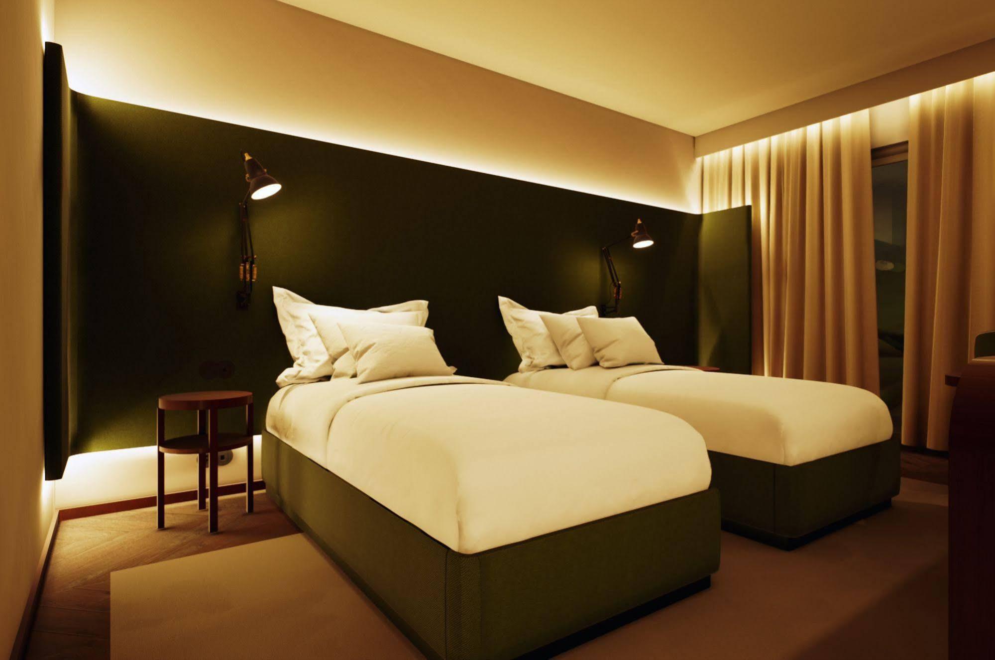 فندق هوتل أكوريس أتلانتيكو Ponta Delgada المظهر الخارجي الصورة A room at the hotel